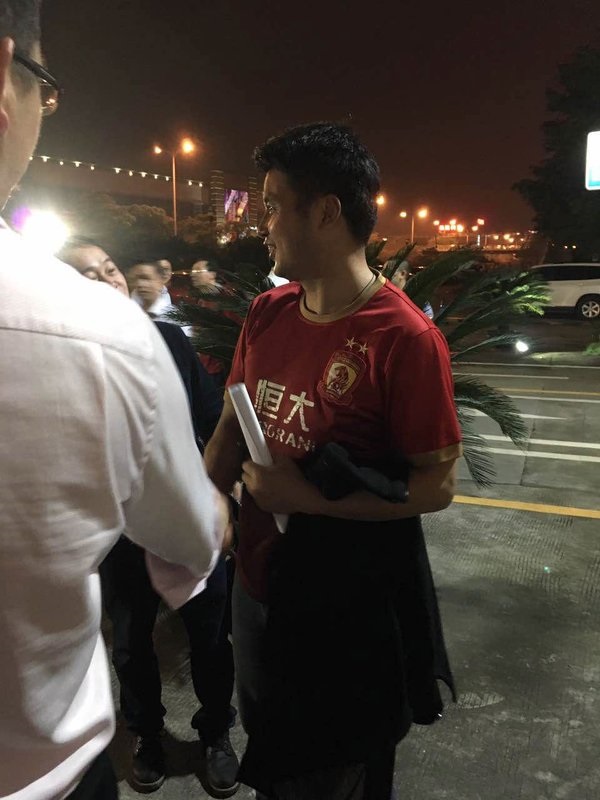 中國維權律師葛永喜疑因轉發「巴拿馬文件」嘲諷圖文，15日凌晨在廣州被警察從家中帶走，扣押21小時後，直到晚間9點才獲釋。 圖：翻攝葛永喜推特