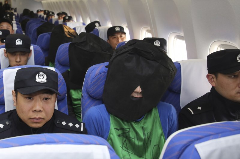 台灣電信詐騙犯罪嫌疑人從肯亞被包機押解回中國惹議。 圖：達志影像/美聯社資料照片