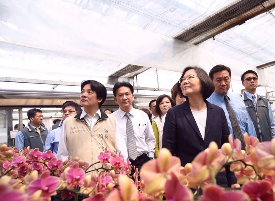 總統當選人蔡英文17日由台南市長賴清德、準行政院秘書長陳美伶、準農委會主委曹啟鴻、準農委會副主委陳吉仲、立委林俊憲、王定宇、黃偉哲、陳亭妃、葉宜津、蔡培慧等黨公職的陪同下參訪台霖生物科技園區。 圖：翻攝蔡英文臉書