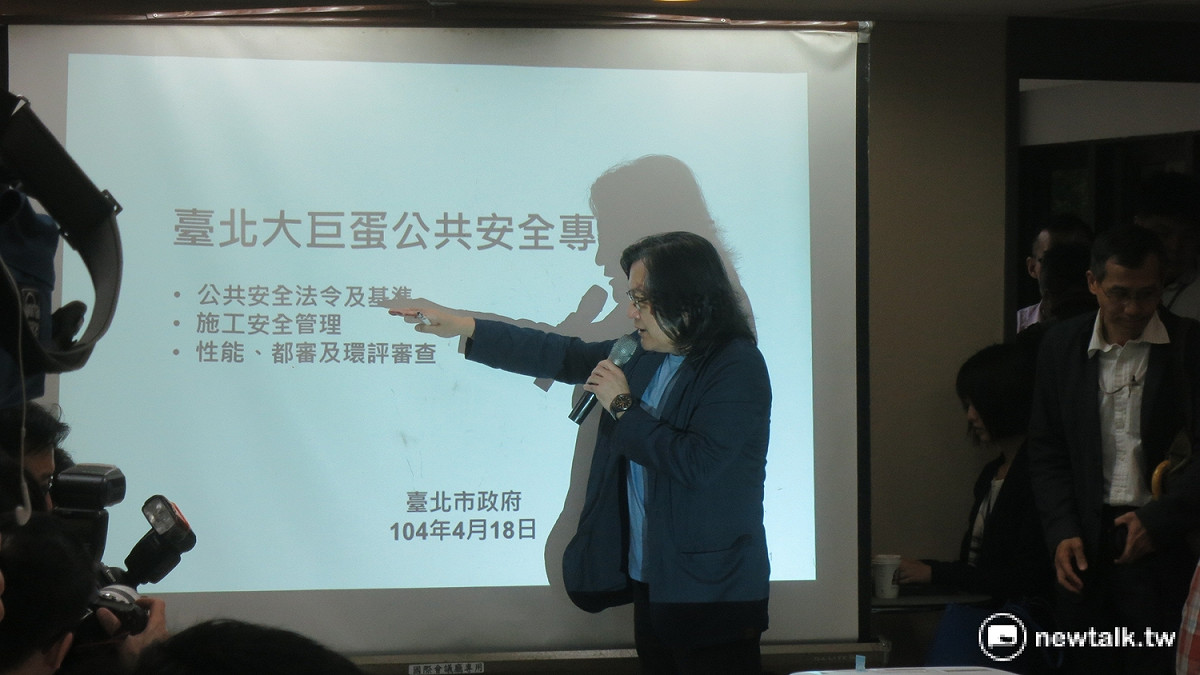 台北市都發局長林洲民18日至民進黨台北市議會黨團報告大巨蛋案。 圖：呂佳峻/攝