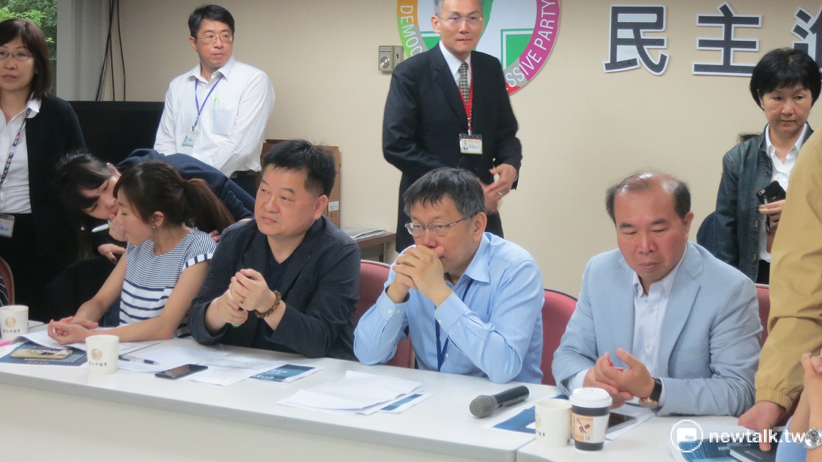 台北市長柯文哲18日前往民進黨台北市議會黨團報告。 圖：呂佳峻/攝