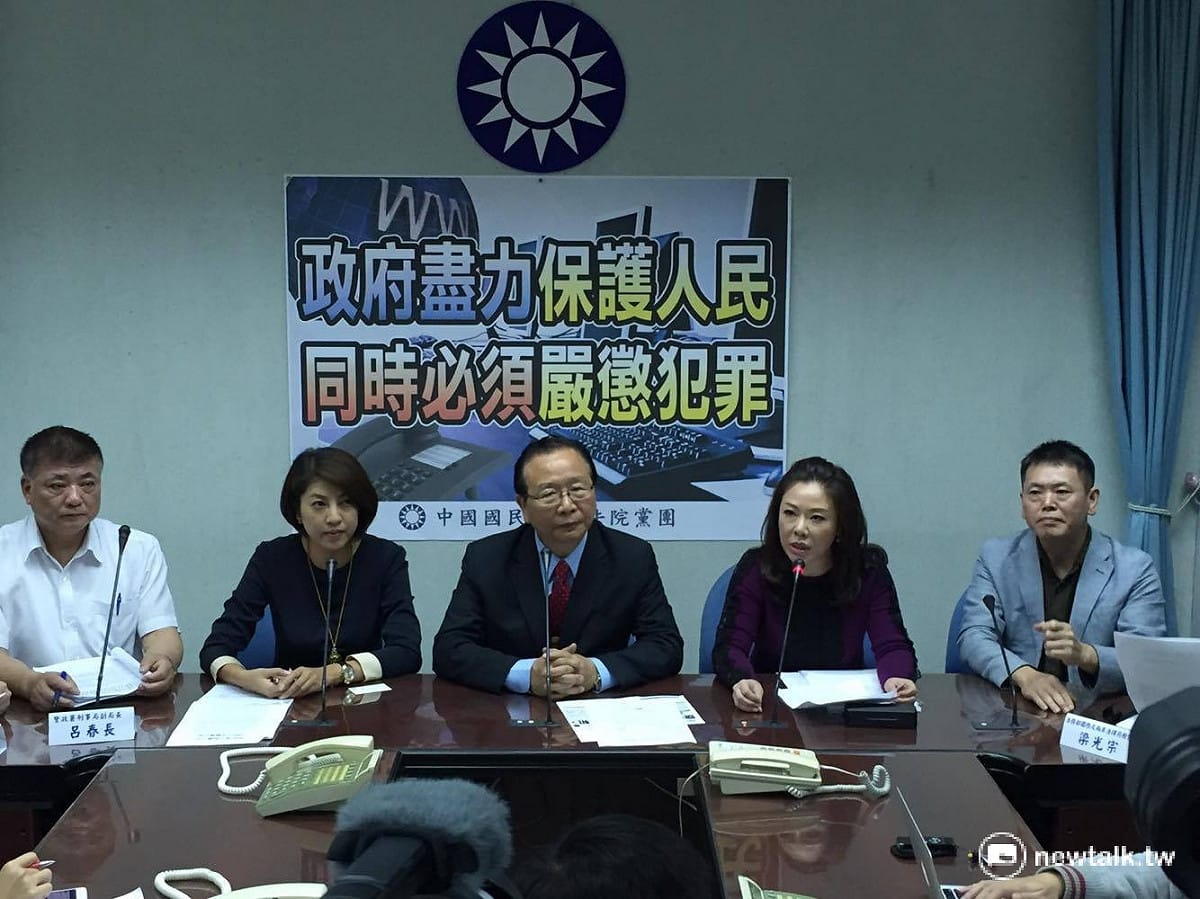 立法院國民黨團18日召開記者會，針對「馬來西亞詐欺嫌犯」遣返回台後，因事證不足釋放，國民黨團書記者林德福18日批評：「只是空喊台灣司法管轄權，但最後變成縱放，未來有哪個國家會願意提供台灣免簽證？」 圖：鄭佑漢/攝