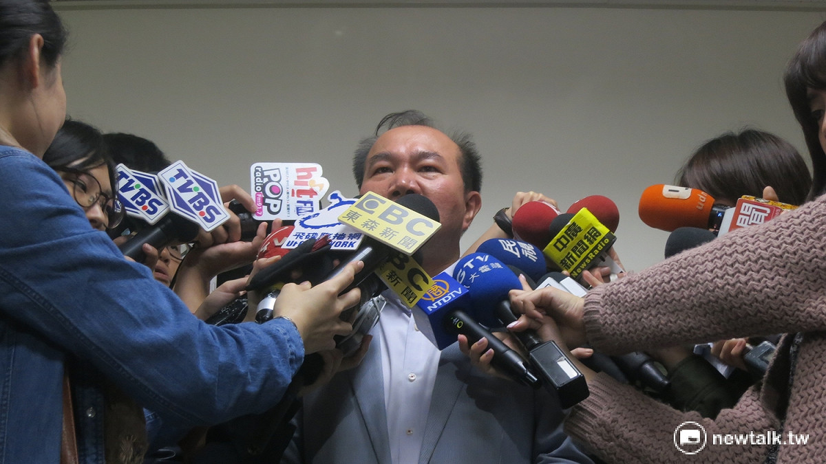 台北市長柯文哲18日赴民進黨議會黨團報告，民進黨團幹事長張茂楠說，柯文哲提及遠雄時一度哽咽，更痛批遠雄就是有馬英九總統撐腰。 圖：呂佳峻/攝