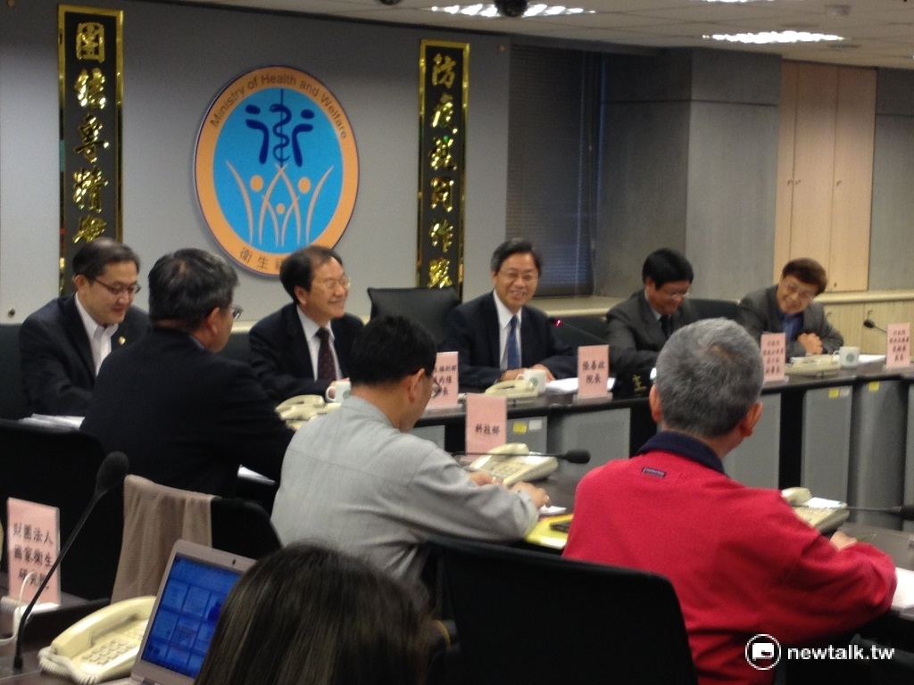 行政院長張善政(右三)18日下午出席首次跨部會重要蚊媒傳染病防治會議，強調中央和地方將共同聯手清除登革熱病媒蚊。 圖：周富美／攝