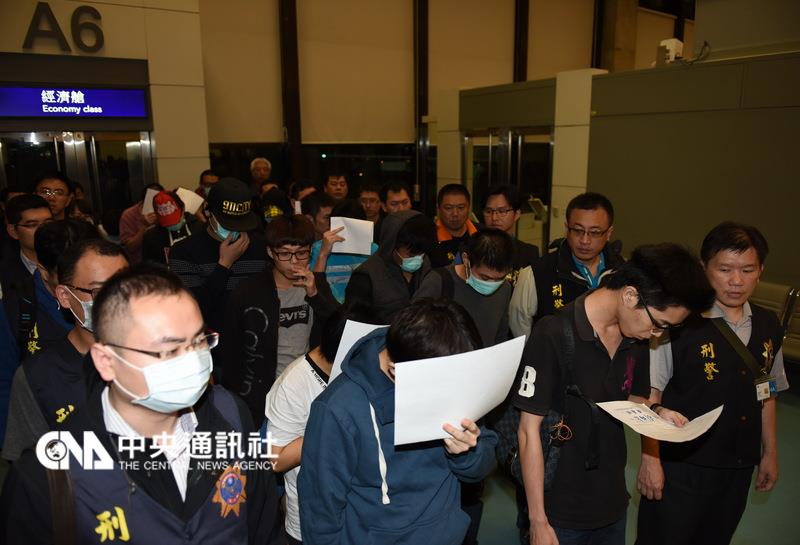 在馬來西亞涉詐騙的20名台灣嫌犯15日遭驅逐出境，並搭機返台，經警方偵訊，16日凌晨全遭釋放。 圖：中央社資料照片