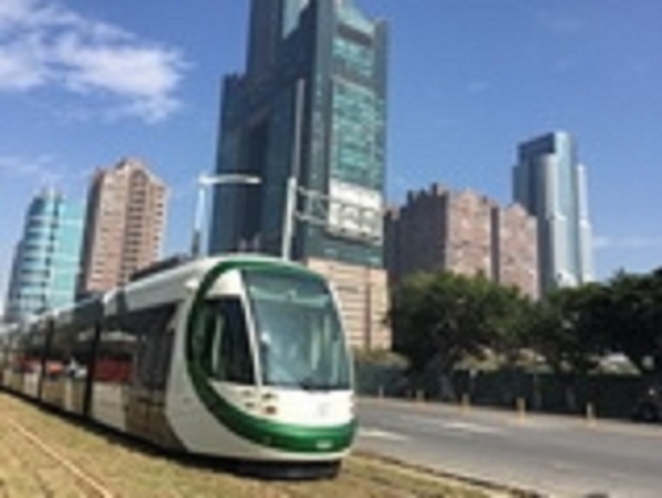 高雄環狀輕軌第1階段C4到C8站已獲交通部營運許可，26日將由C1延伸至高雄展覽館C8站。 圖：高雄捷運局提供