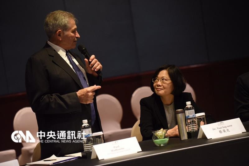 總統當選人蔡英文（右）18日參加美台商業協會（U.S.-Taiwan Business Council）圓桌論壇開幕式。  圖：中央社/民進黨提供