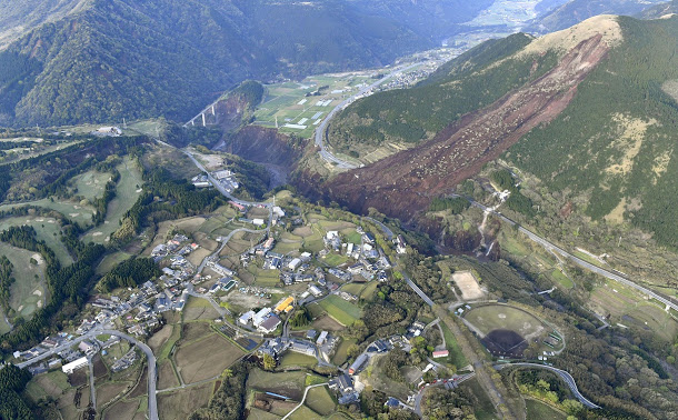 日本九州熊本縣接連於14日晚間、16日凌晨發生2場強烈地震，造成20多萬人流離失所。  圖：達志影像/美聯社資料照片