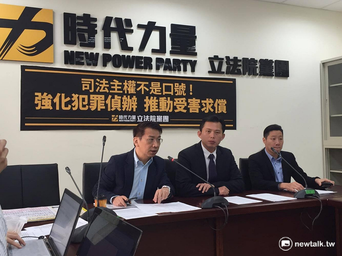 時代力量黨團19日召開記者會，針對即將前往中國協商談判的代表團，黃國昌（中）呼籲希望能就「兩岸司法互助協議」上的缺失，向中方提出嚴正聲明。 圖：鄭佑漢/攝