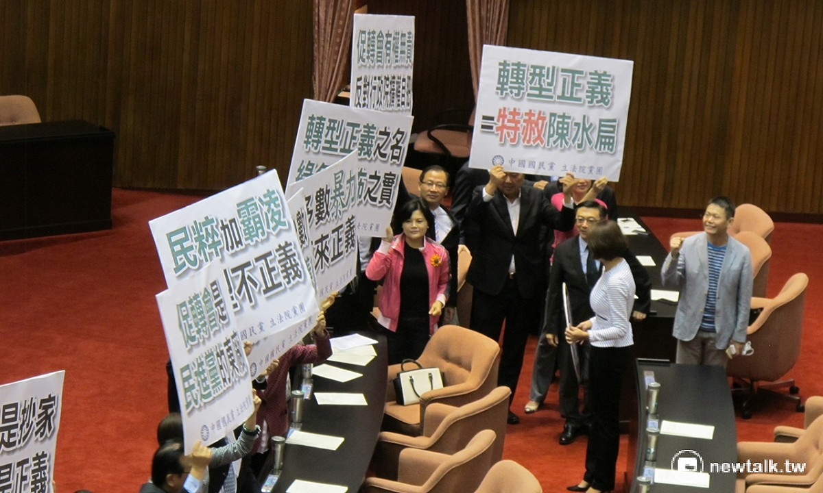 國民黨立院黨團19日手持「多數暴力」等海報，批評民進黨團提出的轉型正義條例。 圖：林朝億/攝