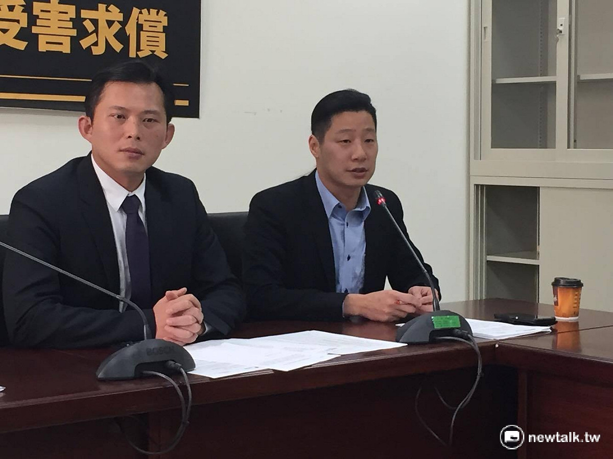 針對台灣蘇姓女舞者日前因護照上貼「Taiwan is My Country」貼紙，入境澳門被擋下，林昶佐19日受訪時表示，各國的人在護照上貼貼紙，在很多地方通關都沒有問題，質疑港澳是否針對台灣？ 圖：鄭佑漢/攝