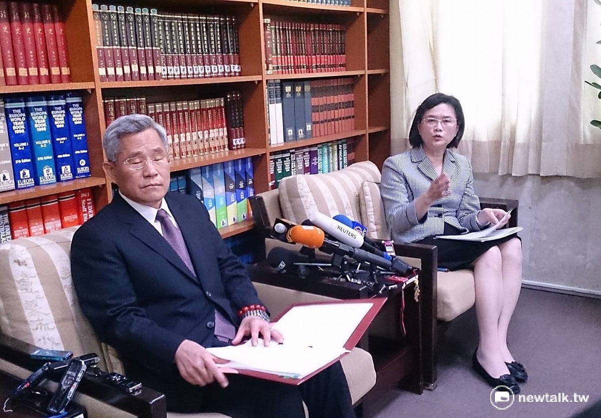 外交部國際組織司徐佩勇（左）19日表示，我政府已經分別向中國、比利時與OECD總部提出嚴正抗議。 圖：邱珮文/攝