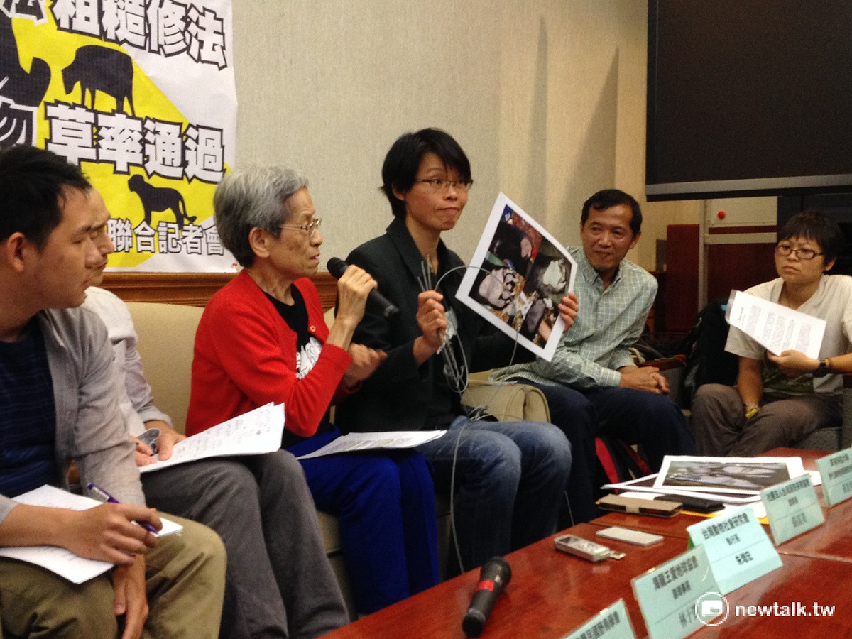 屏東科技大學動保所所長黃美秀(右三)當場示範台灣黑熊如何被鋼索套住咬斷腳指逃逸求生，為即將滅絕的保育動物請命。 圖：周富美／攝