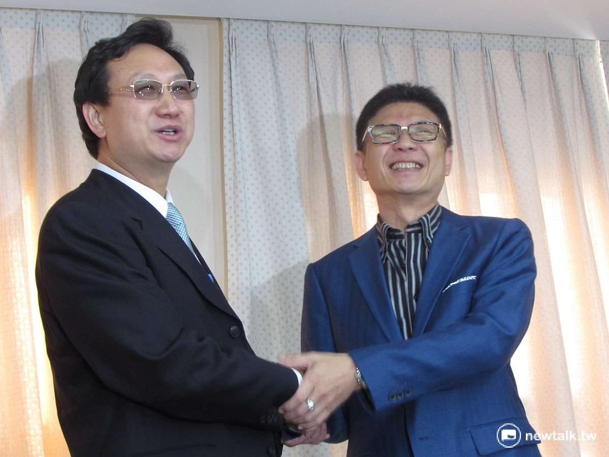 準行政院發言人童振源19日下午到行政院向現任發言人孫立群請益。 圖：邱珮文/攝
