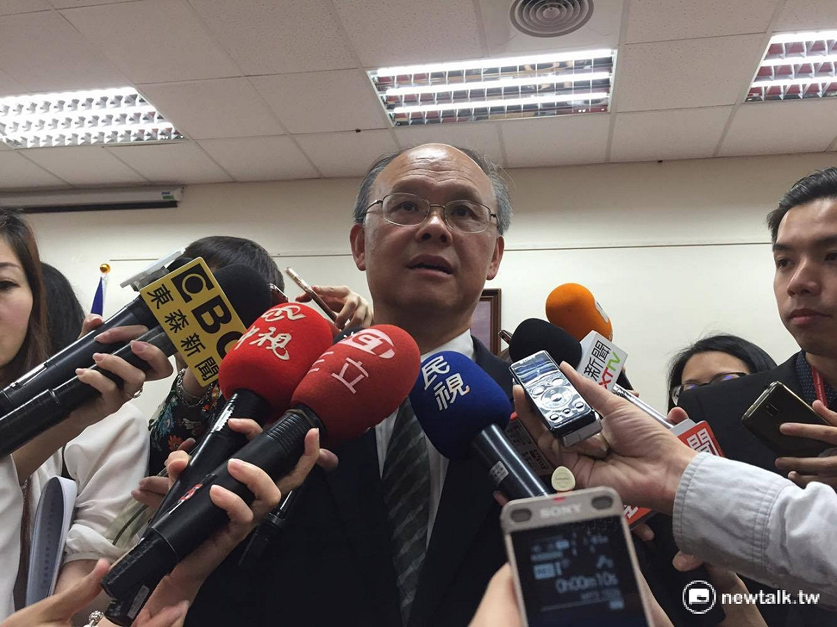 針對我國參與比利時鋼鐵高峰會遭到中國阻擋，無法順利參與會議，經濟部長鄧振中20日出席立院經濟委員會備詢時表示，我方在第一時間就已經表達嚴正抗議，並且認為中方害怕在會議中成為「眾矢之的」，而百般阻撓台灣代表。 圖：鄭佑漢/攝