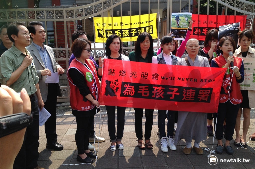動保團體20日齊聚立法院前為毛孩子請命，呼籲修改動物保護法第25條，加重施虐者罰則與罰金。 圖：新頭殼資料照片。