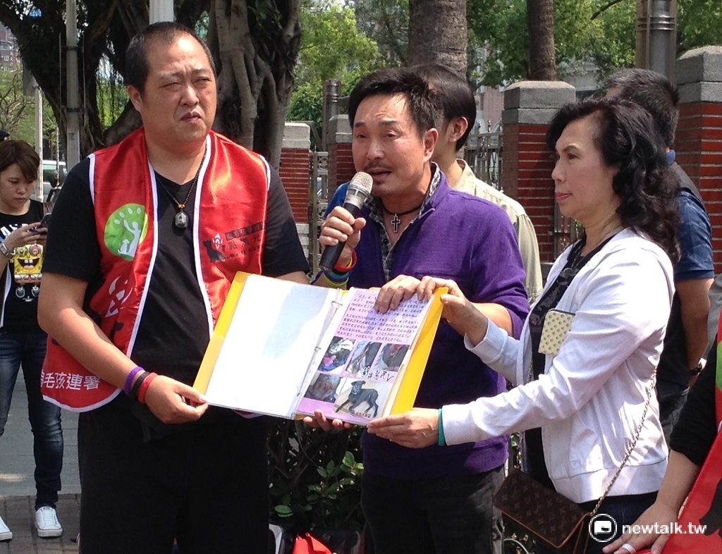 資深藝人楊懷民(中)近年來專心搶救流浪動物，20日現身立法院呼籲政府嚴懲對動物惡意施虐者。 圖：周富美/攝