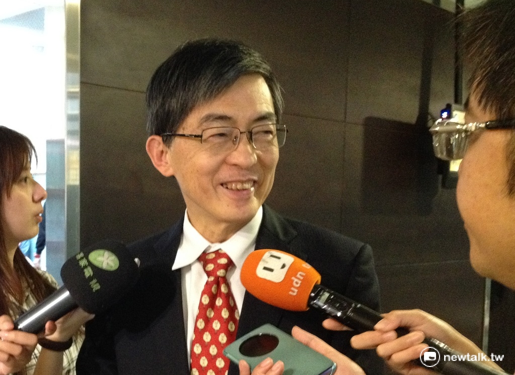 環保署長魏國彥日前因心臟病住院治療，返家休養後20日首度現身主持會議，對於是否辭職一事？他表示交由立法院決定。 圖：周富美/攝