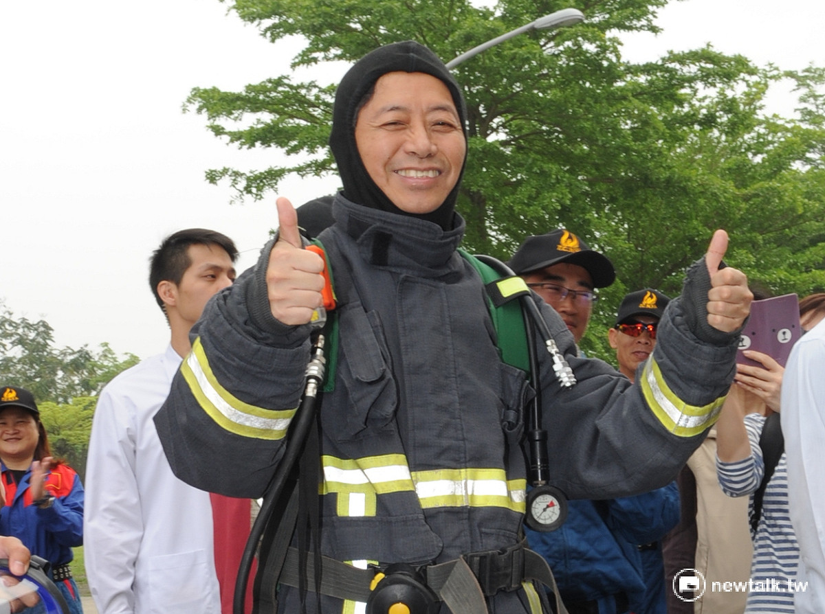 行政院長張善政20日巡視內政部消防署訓練中心及中央災害應變中心中部備援中心，體驗穿著消防裝備當一日消防員。 圖：行政院提供