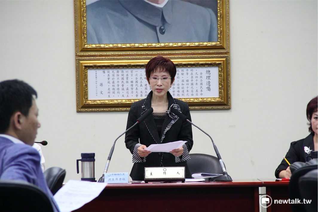 國民黨20日召開中常會針對「跨國詐騙案頻傳」進行會議討論，國民黨主席洪秀柱在會中表示，台人涉及詐騙案件，已經嚴重傷害台灣形象，應該要嚴厲譴責犯罪，並且呼籲民進黨與時代力量等部分政治人物，勿再理盲操弄民粹。 圖：新頭殼資料照片