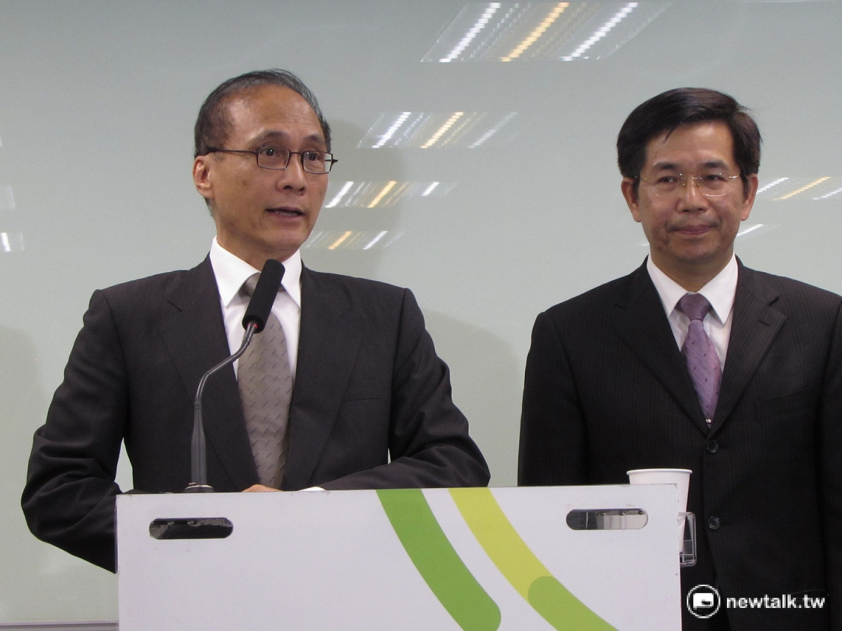 教育部長潘文忠（右）25日遭藍議員指控時任台中市副市長期間，花費公帑租用豪宅自用。潘文忠針對爭議也回應：「一切均依相關規定、依法辦理。」 圖：新頭殼資料照片
