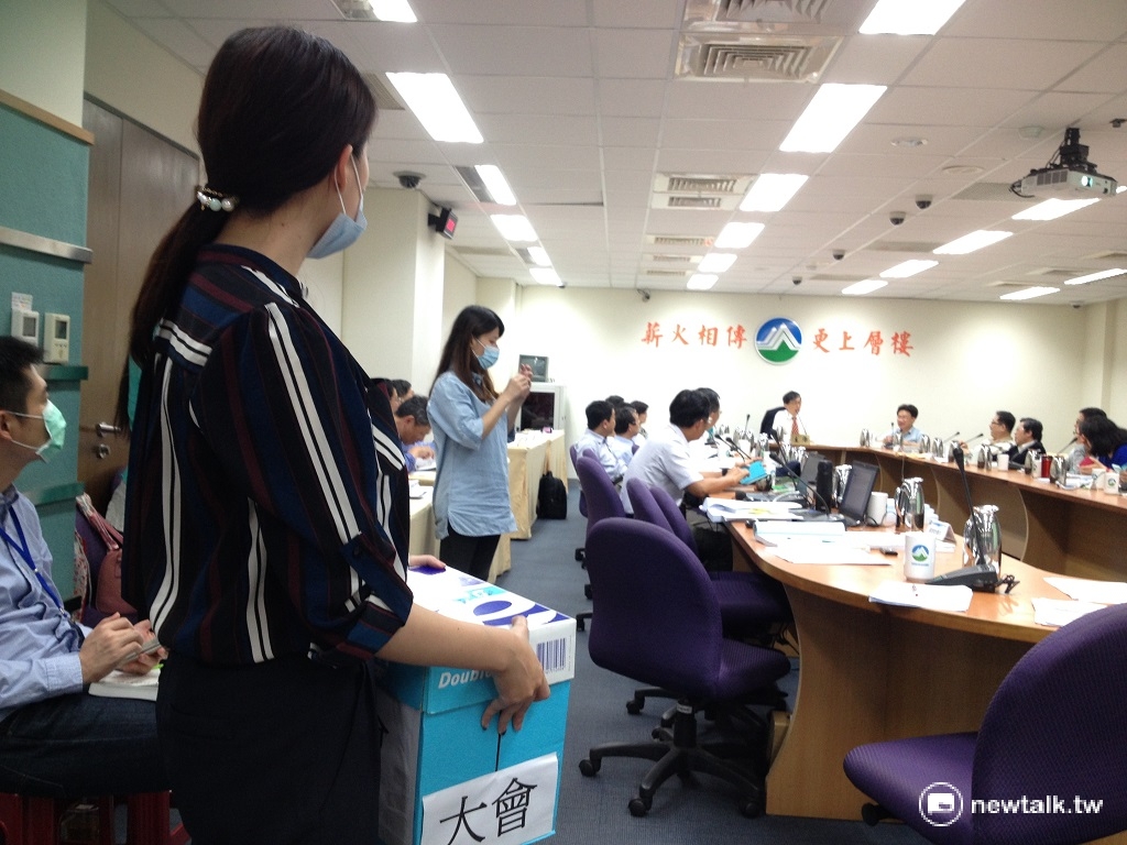 環保署20日召開核一廠除役計畫環評大會，由於諸多爭議未釐清，與會環評委員以不記名投票方式表決通過「擱置」此案。 圖：周富美/攝