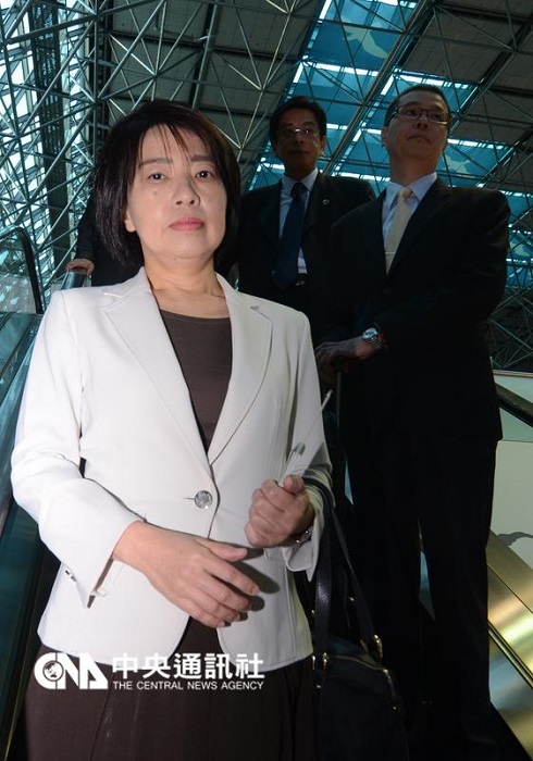 針對肯亞案，法務部國際及兩岸法律司長陳文琪（前左）20日率團赴中國，21日展開正式協商。 圖：中央社
