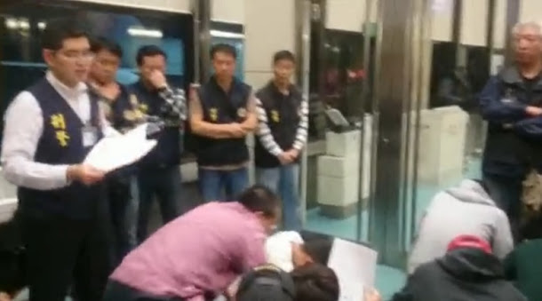 涉嫌在馬來西亞犯下電信詐欺案的20名我國詐欺犯，台中地檢署取得馬國警方移交的證據後，20日傳喚20人，其中18人遭到聲押。    圖：翻攝網路