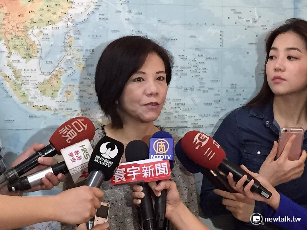 民進黨立委葉宜津21日在立院受訪提到，中研院院長翁啟惠涉浩鼎案，經檢調訊後轉列為被告，葉宜津替翁緩頰，認為等檢調完全查明後再下定論也不遲，不過，還是希望翁啟惠能將來龍去脈交代清楚。 圖：鄭佑漢/攝