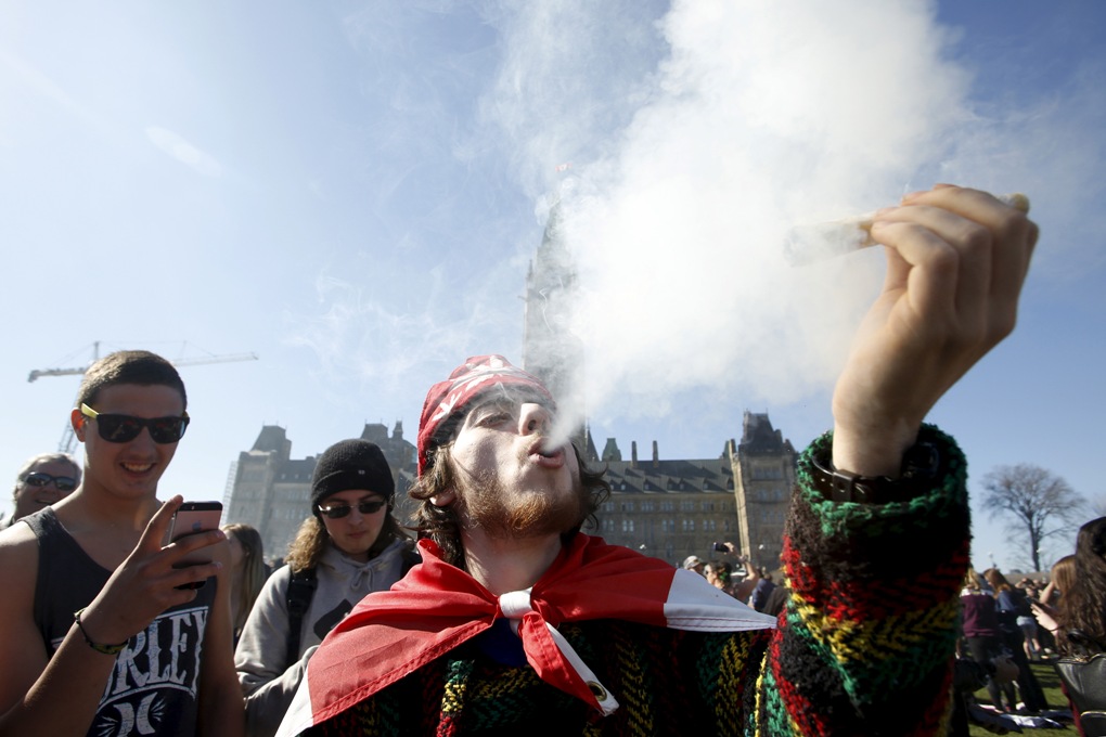 加拿大當局20日表示將在明年春天推動大麻合法化，這天適逢大麻節，大批民眾在國會場外呼麻慶祝。 圖:達志影像/路透社