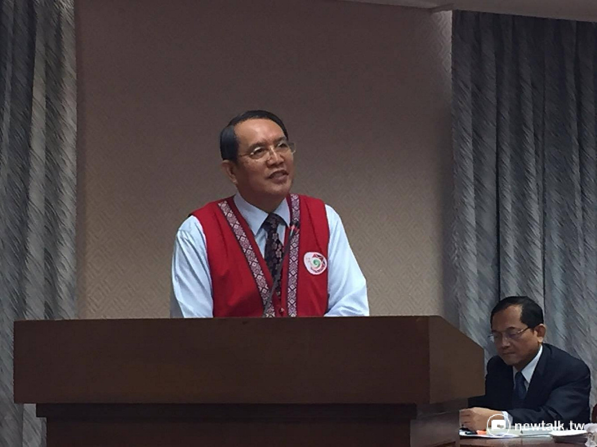 原民會主委林江義21日出席立院內政委員會針對「原住民基本法」列席備詢，而無黨團結聯盟立委高金素梅質詢時表示，同一時間司法與法制委員會正在初審「促進轉型正義條例」草案，高金問原民會有受邀嗎？林江義表示：「沒有」。 圖：鄭佑漢/攝