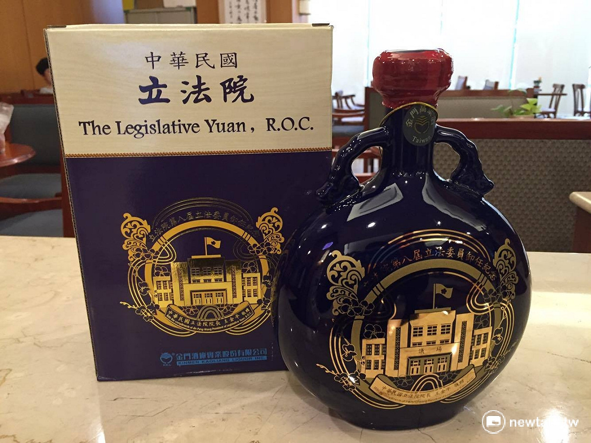 立法院每年花費千萬代購「高粱酒」轉賣立委，遭外界詬病。立法院副院長蔡其昌21日受訪時表示，為避免不必要的麻煩，未來將會停止代購行為。 圖：鄭佑漢/攝