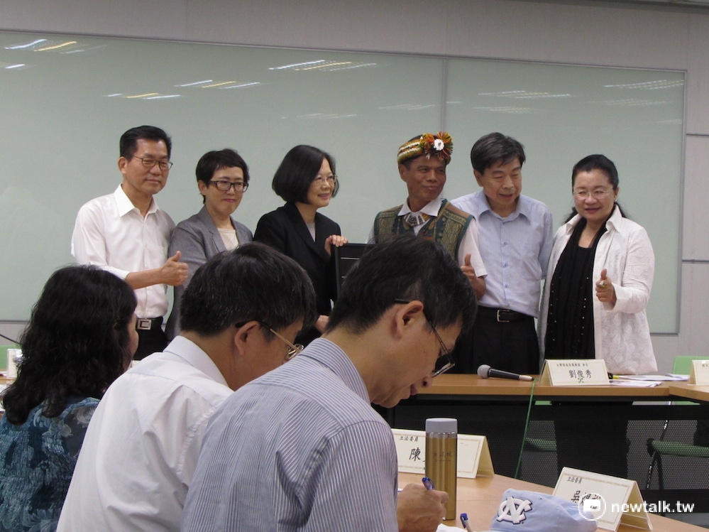 知名環境律師詹順貴被網羅加入林全內閣，21日出席環保團體與民進黨總統當選人蔡英文的座談會時，被安排與綠營團隊坐在一起，坐在環團人士的對面。 圖：邱珮文/攝