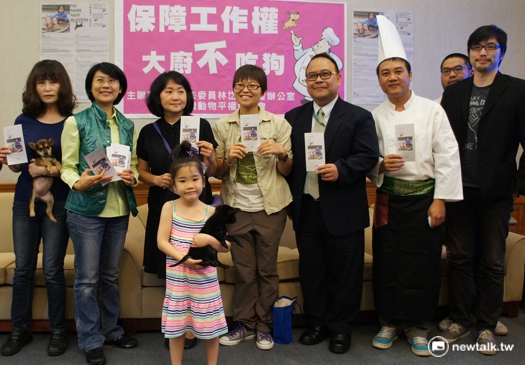 動保團體22日上午公布「保障工作權，大廚不吃狗」宣導影片，提醒外國移工不要在台灣宰殺貓狗來吃，以免觸法。 圖：周富美/攝