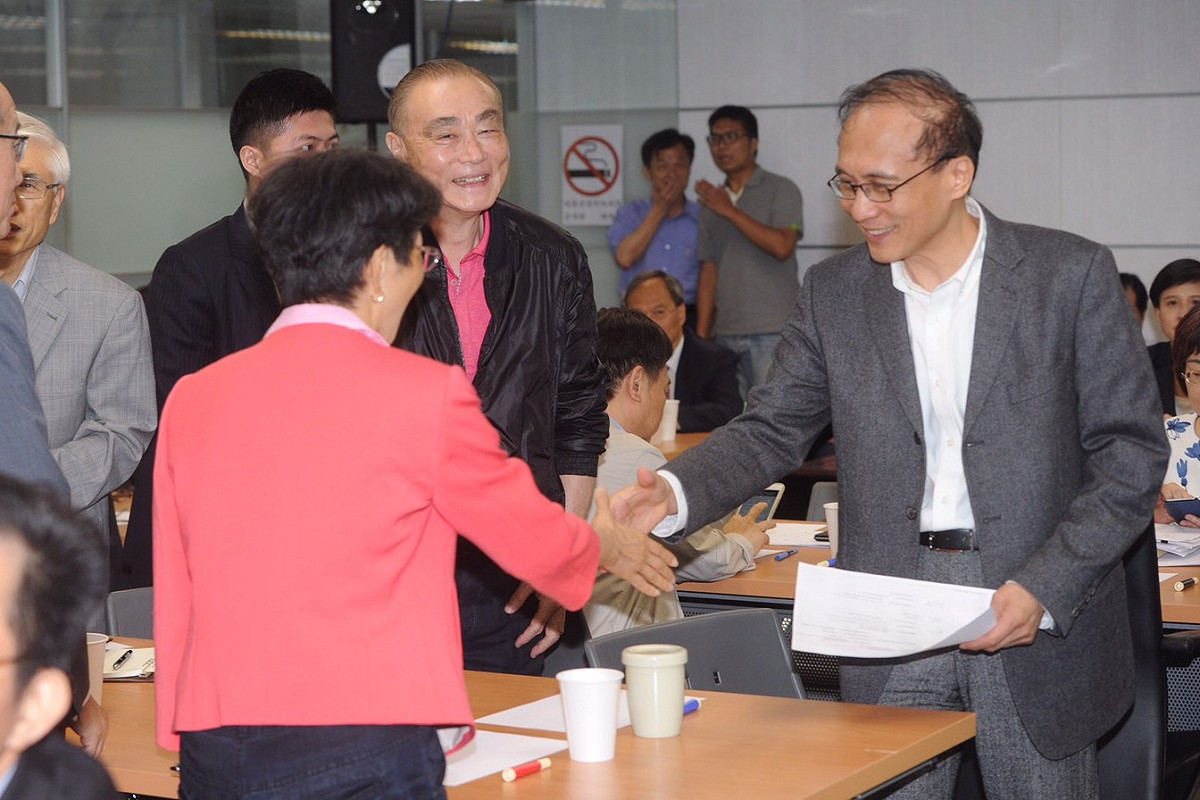 準閣揆林全22日向出席第一次內閣政策溝通會議首長致意。 圖：台北市攝影記者協會提供