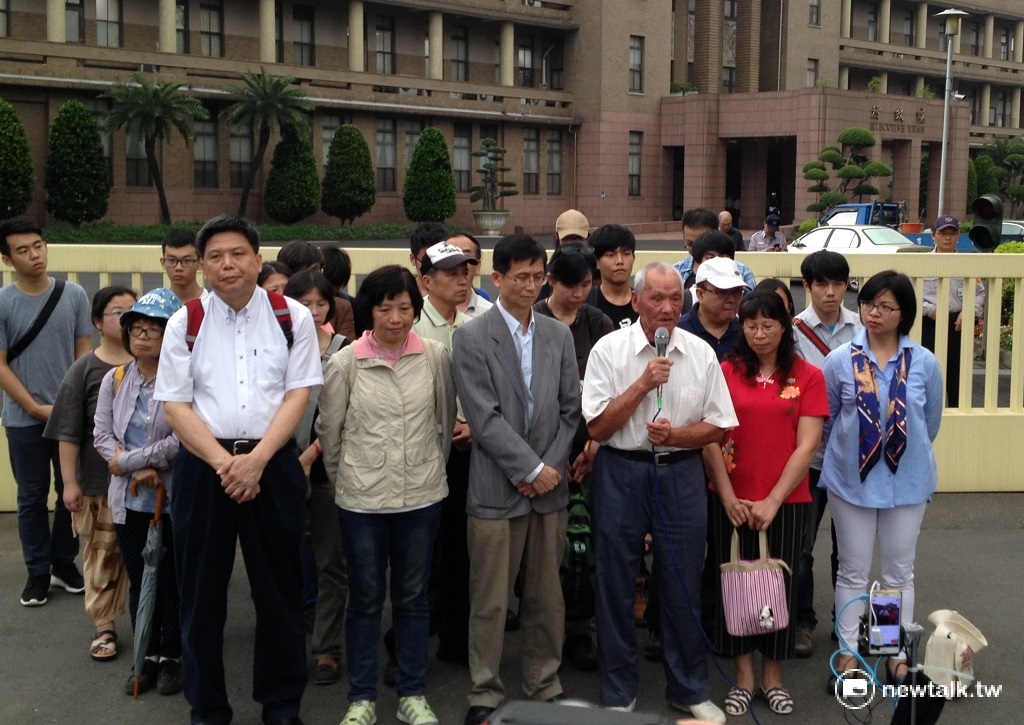 苗栗大埔案更二審敗訴，4拆遷戶代表與聲援團體22日下午齊聚行政院大門前，表達失望與憤怒並上訴到底。 圖：周富美/攝