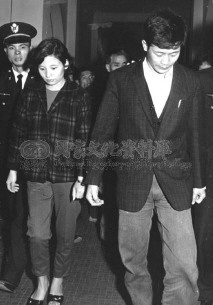 今年4月上映的電影《失控謊言》，是一部改編自「萬華七彩藝苑命案」的犯罪心理電影。圖為該案嫌犯劉網當年投案的照片。 圖：翻攝自國家文化資料庫