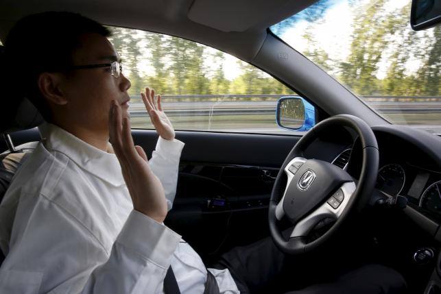 中國重慶長安公司正在北京高速公路上測試實驗車的自動駕駛模式。 圖：達志影像/路透社