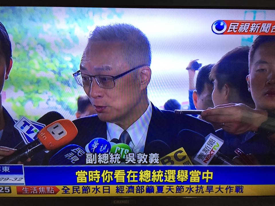 針對新政府有意開放含瘦肉精美豬進口，副總統吳敦義表示，雖然先由準農委會主委曹啟鴻打頭陣，但「大家會把帳算在蔡英文的頭上。」 圖：翻攝民視