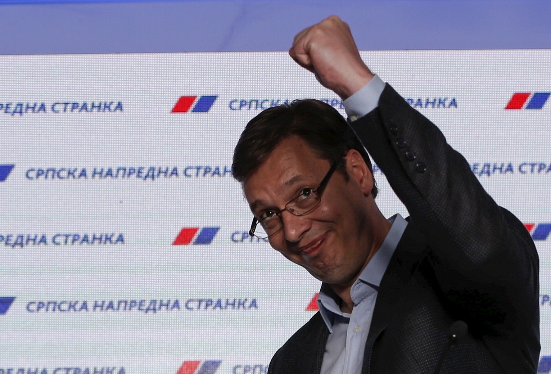 塞爾維亞總理武契奇（Aleksandar Vučić）在得知大選結果後，高興的上台發表勝選感言。 圖：達志影像/路透社