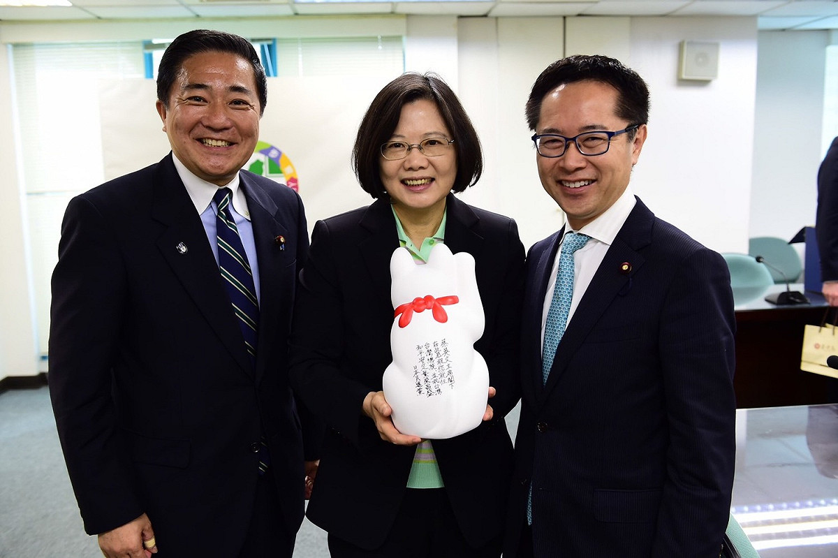 民進黨總統當選人蔡英文25日接見日本民進黨眾議員長島昭久、古川元久，傳授民進黨重返執政的重要關鍵。 圖：民進黨提供