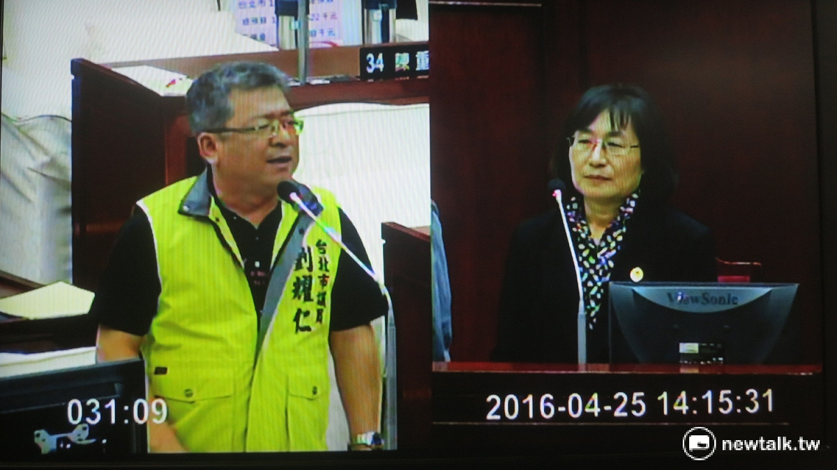 針對公車票價調整一事，台北市議員劉耀仁要求交通局長鍾慧諭道歉。 圖：呂佳峻/攝