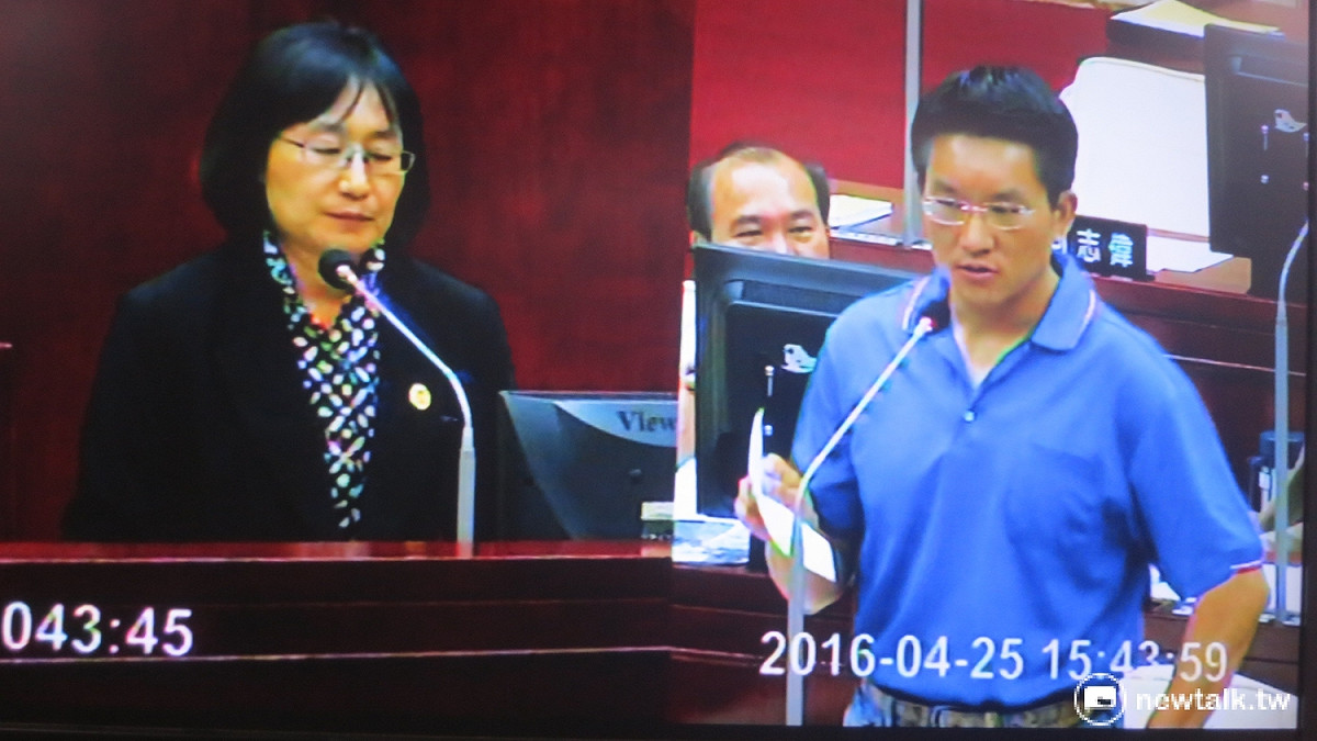 針對公車票價調整一事，台北市議員童仲彥要求交通局長鍾慧諭道歉。 圖：呂佳峻/攝
