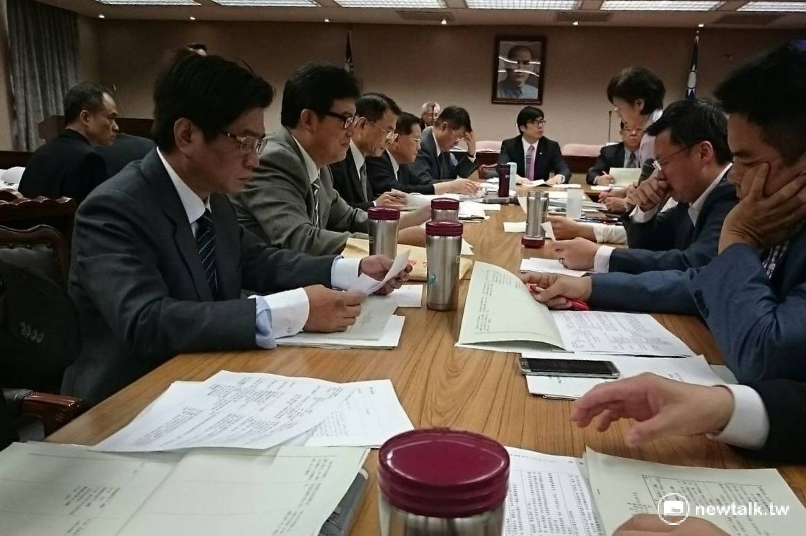 立法院內政委員會25日大幅刪減《集會遊行法》相關限制與罰則。 圖：林朝億/攝