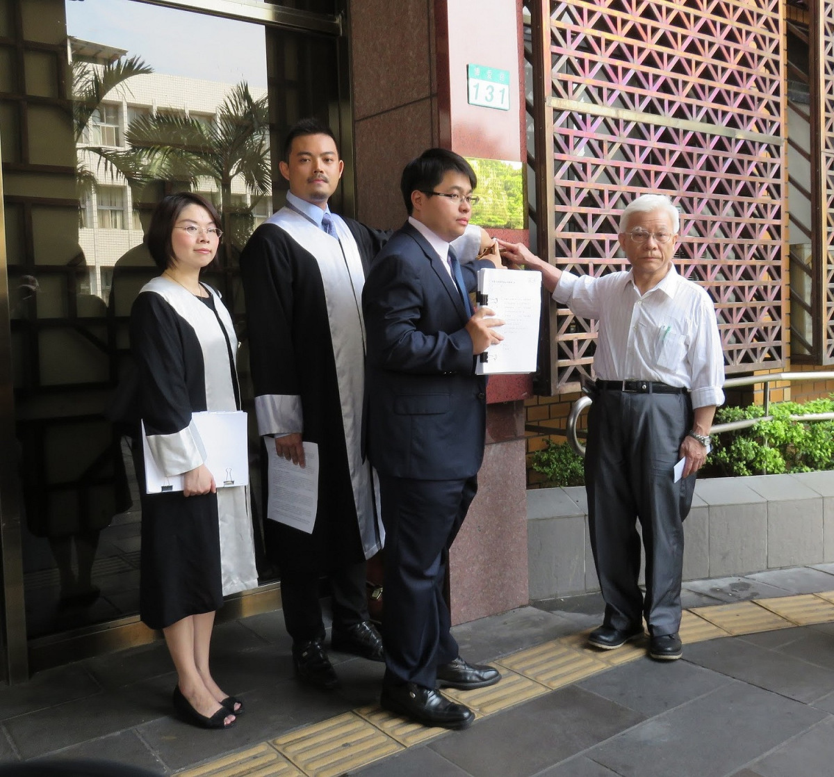 永社等團體26日向台北地檢署及特偵組，告發馬英九涉及「大巨蛋圖利案」、「黃世銘洩密案」、「財產來源不明案」等數項罪嫌，同時對馬英九聲請限制出境。 圖：永社提供