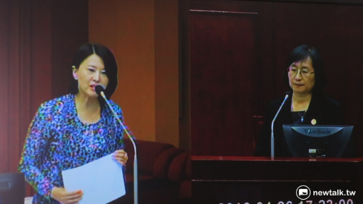 台北市議員王鴻薇質詢北市交通局長鍾慧諭。 圖：呂佳峻/攝