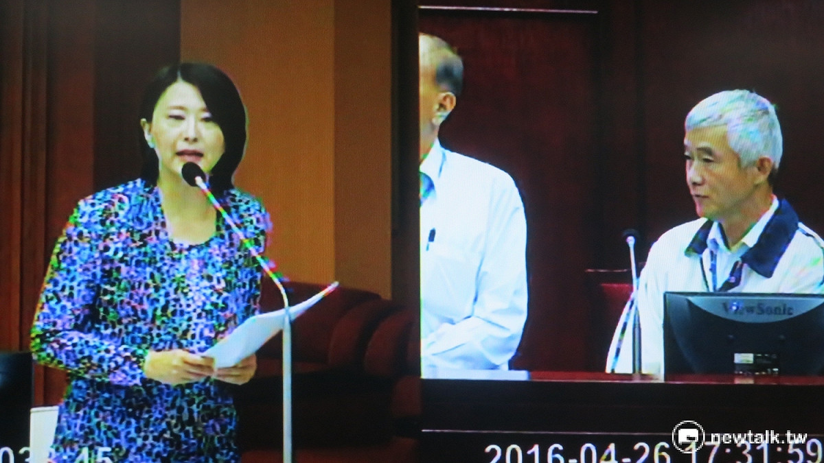 台北市議員王鴻薇質詢捷運公司董事長賀陳旦。 圖：呂佳峻/攝