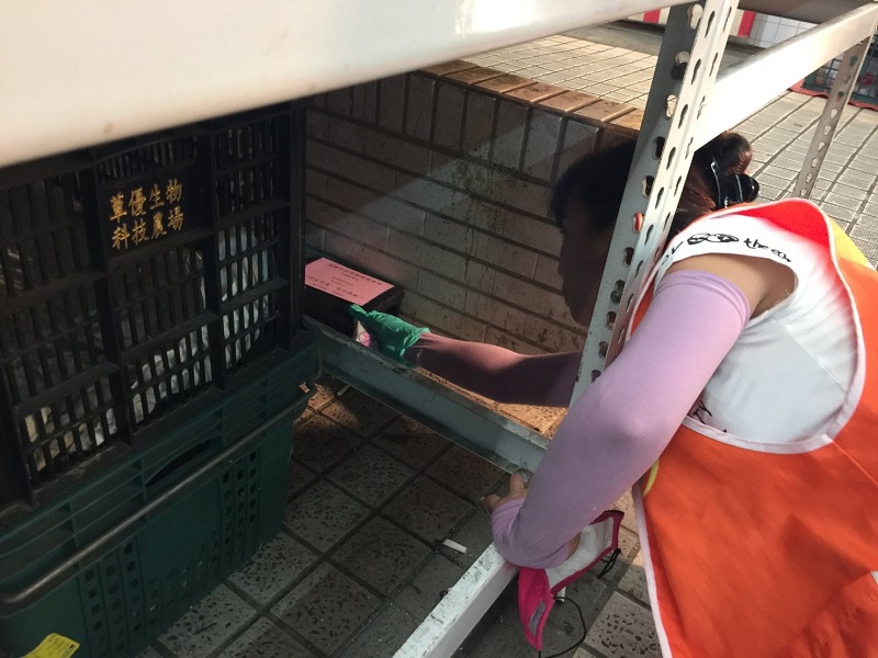 高雄市衛生局在漢他病例住家周邊69個里廣發滅鼠藥、設置捕鼠籠，全面展開滅鼠大作戰。 圖：高雄市衛生局提供