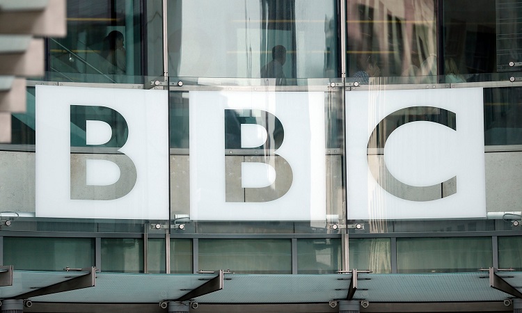 英國廣播公司（BBC）計劃將中文新聞製作從倫敦遷到香港，引發員工不滿，認為將威脅BBC地區獨立性、與誠信度。 圖：翻攝英國《衛報》/Jonathan Brady