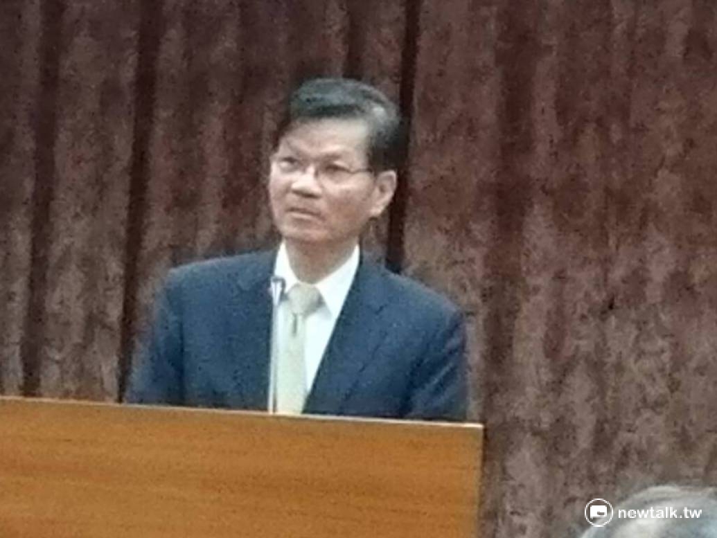 中研院院長翁啟惠27日立院備詢時表示有點生氣。 圖：林朝億/攝